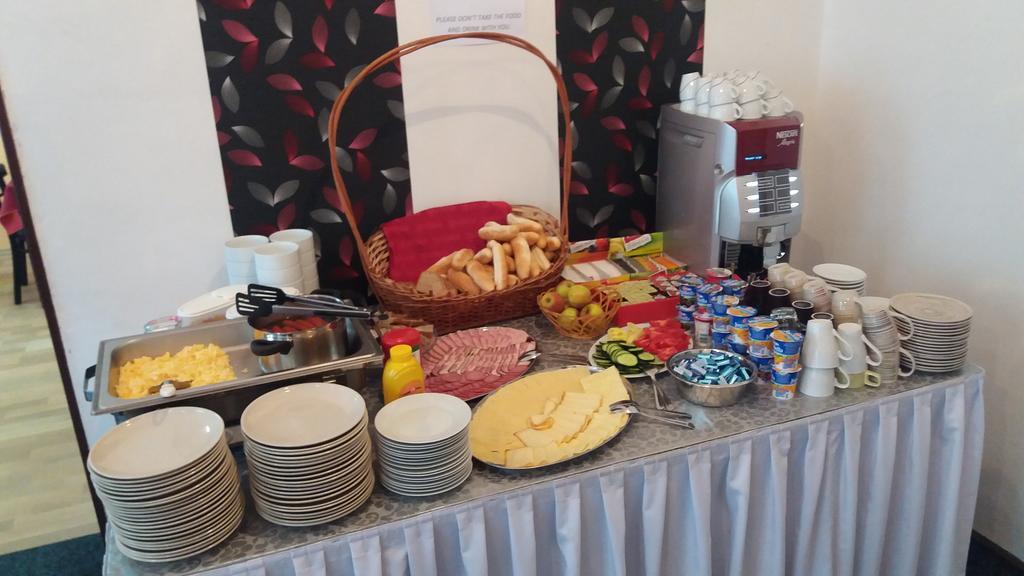 Hotel Pyramida Brno Luaran gambar