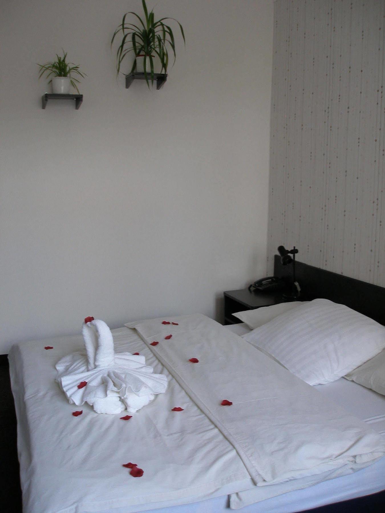 Hotel Pyramida Brno Luaran gambar