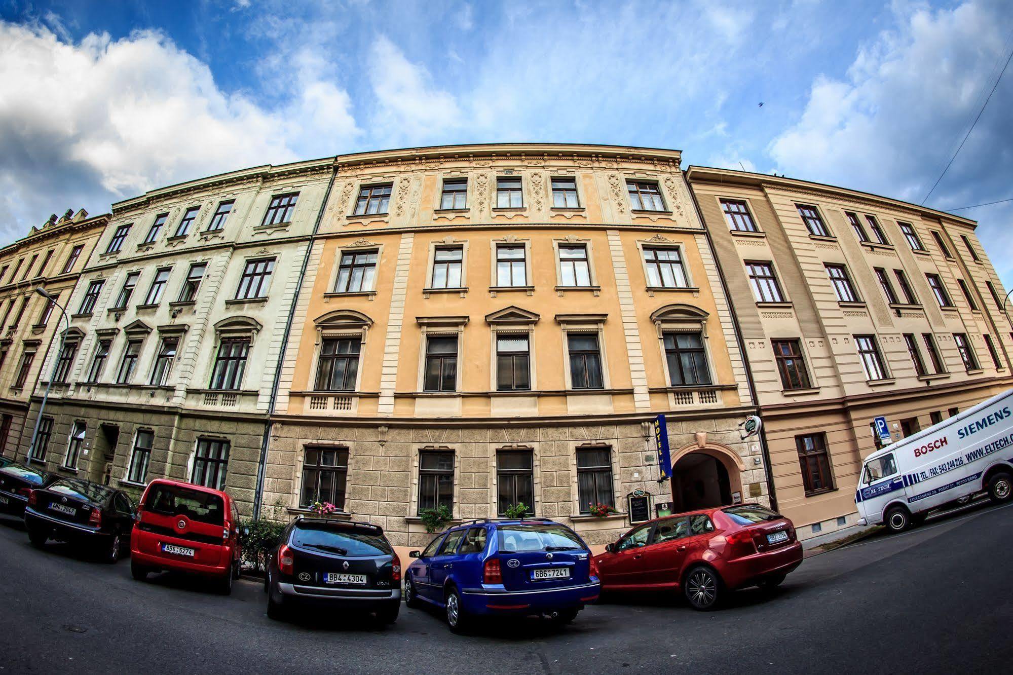 Hotel Pyramida Brno Luaran gambar