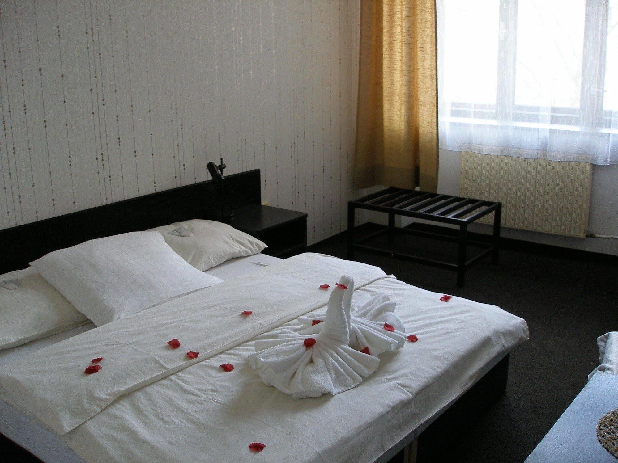 Hotel Pyramida Brno Luaran gambar