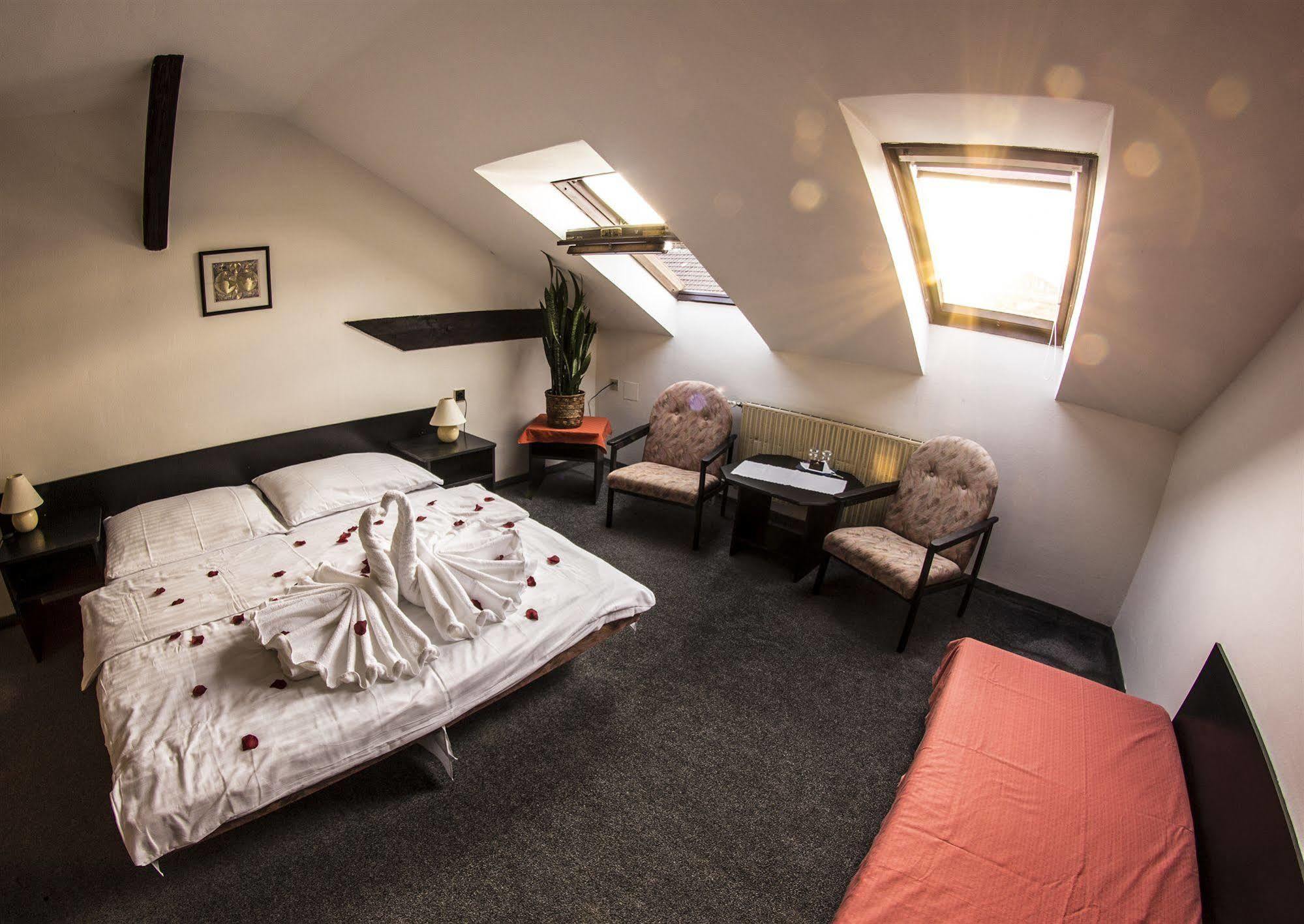 Hotel Pyramida Brno Luaran gambar
