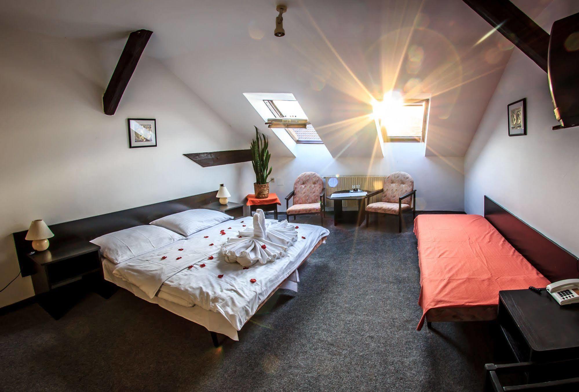 Hotel Pyramida Brno Luaran gambar